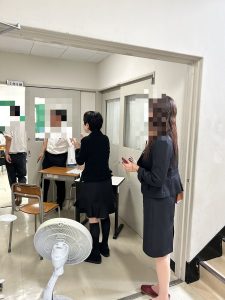 教室の前で生徒さんに声をかける校長先生