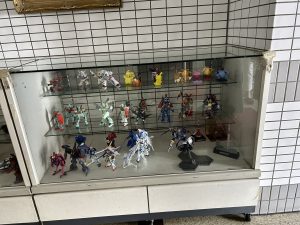 校内のショーケースに飾られたフィギュア
